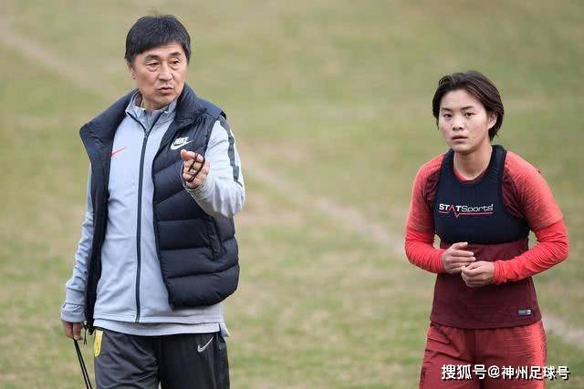 组图：心态崩溃！姆巴佩肘击西班牙门将染黄